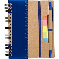 Quaderno con righello, memo e penna